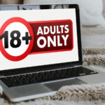 Chaturbate 年齡驗證 2026:主播開戶認證一文睇晒 Over-18-icon-on-laptop-screen.jpg